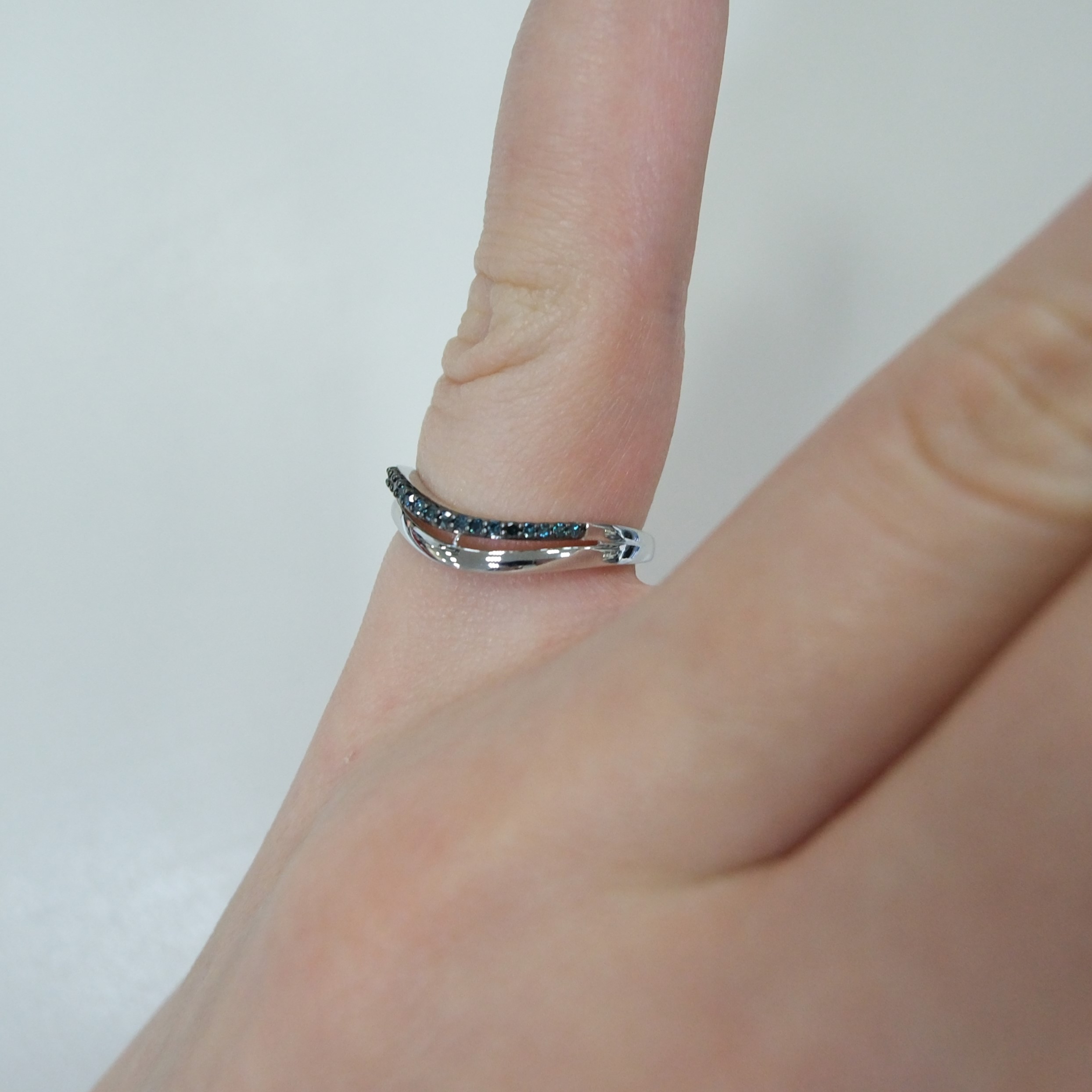 Серебряное кольцо с голубыми бриллиантами